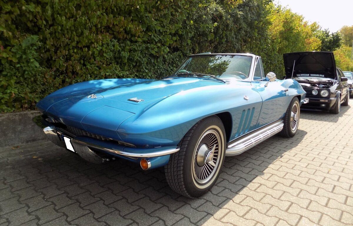 Chevrolet Corvette C2 Sting Ray Convertible des Modelljahres 1965. Diese, im Farbton nassau blue lackierte, Corvette C2 wird durch einen V8-Motor mit einem Hubraum von 6498 cm� mit Leistung von 365 PS angetrieben. Oldtimertreffen Nordstern Klassik in Gelsenkirchen am 16.08.2026.