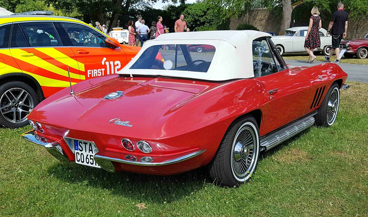 =Chevrolet Corvette C2 Sting-Ray steht auf der der Ausstellungsfläche für Oldtimerfahrzeuge beim Bürgerfest  200 Jahre Landkreis Fulda  auf dem Gelände von Schloß Fasanerie im Juni 2022