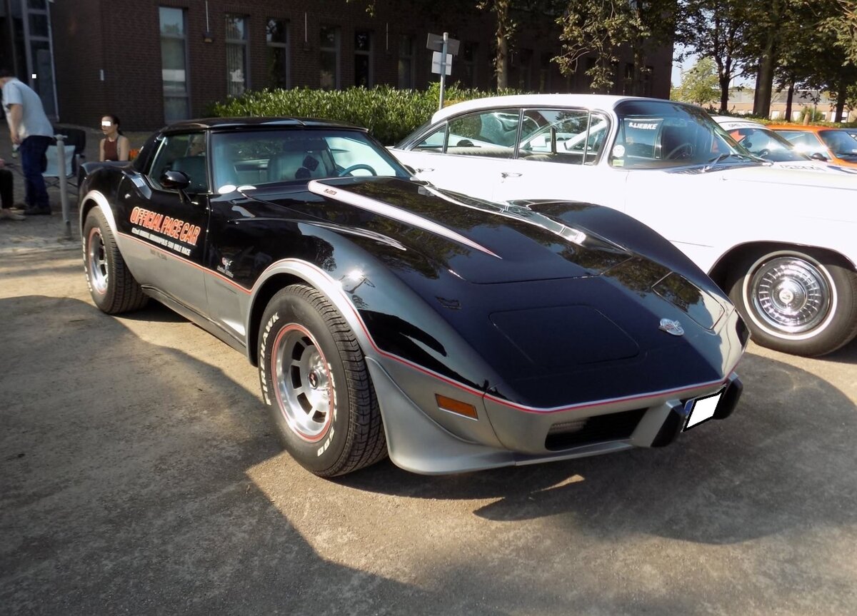 Chevrolet Corvette C3 -Limited Edition-  Pace Car Indianapolis 1978 . Im Jahr 1978 feierte die  Corvette  ihr 25-j�hriges Jubil�um und General Motors wurde die Ehre zuteil, ein Pace Car f�r das 500-Meilen-Rennen von Indianapolis zu bauen. Das Ergebnis war die silber/schwarze Corvette  Pace Car Limited Edition . Eine voll ausgestattete Corvette mit silber/schwarzer Lackierung, sch�nen Aluminiumfelgen und verspiegelten, abnehmbaren T-Tops. Jeder Chevrolet-H�ndler in den USA durfte nur ein Exemplar ausliefern, was dieses  Corvette Pace Car  sehr einzigartig und begehrt macht. F�r Vortrieb sorgt ein V8-Motor mit einem Hubraum von 5735 cm�, der in dieser Jubil�ums-Corvette mit 230 PS 40 PS mehr als in der serienm��igen Corvette leistet. Oldtimertreffen Nordstern Klassik in Gelsenkirchen am 16.08.2026.