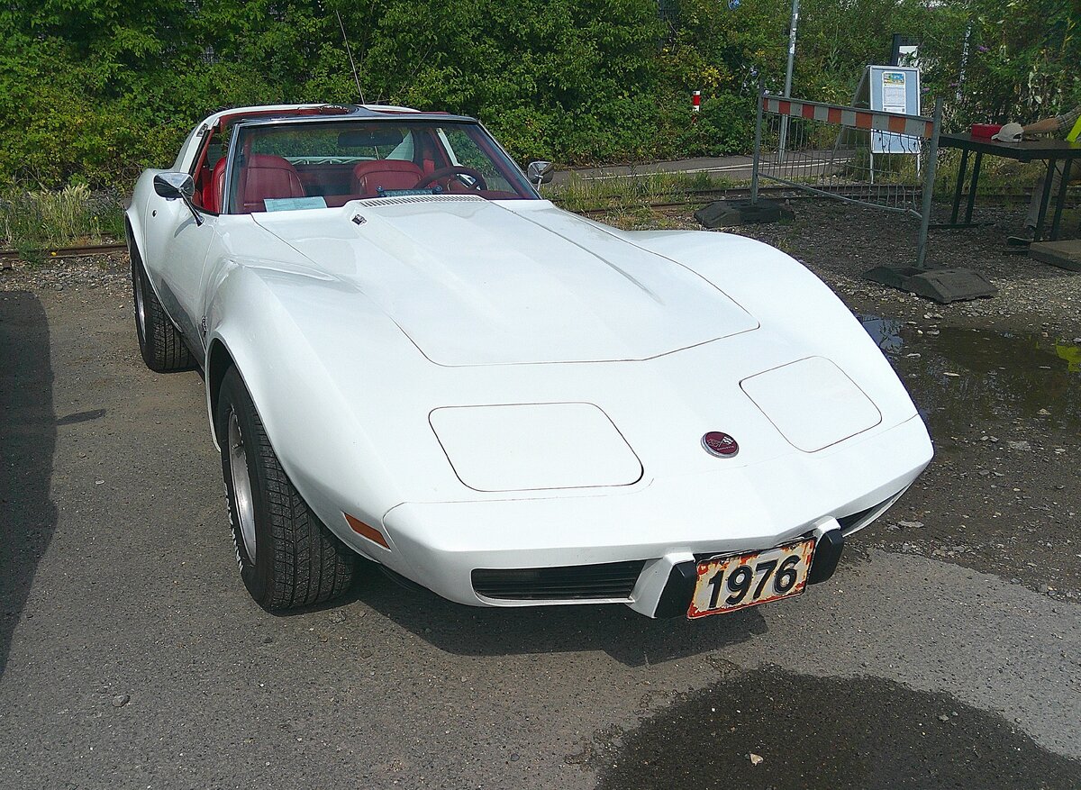 Chevrolet Corvette C3 Sting Ray Targa im Farbton classic white aus dem Modelljahr 1976. Von diesem Modell setzte Chevrolet im Modelljahr 1976 46.558 Fahrzeuge zu einem Preis ab US$ 7605,00 ab. In diesem Modelljahr gab es nur folgende, serienm��ige, Motorisierung. Einen V8-Motor mit einem Hubraum von 350 cui (5735 cm�) mit einer Leistung von 180 PS. 18. Oldtimerfestival an der  Alten Dreherei  in M�lheim an der Ruhr am 21.06.2026. 