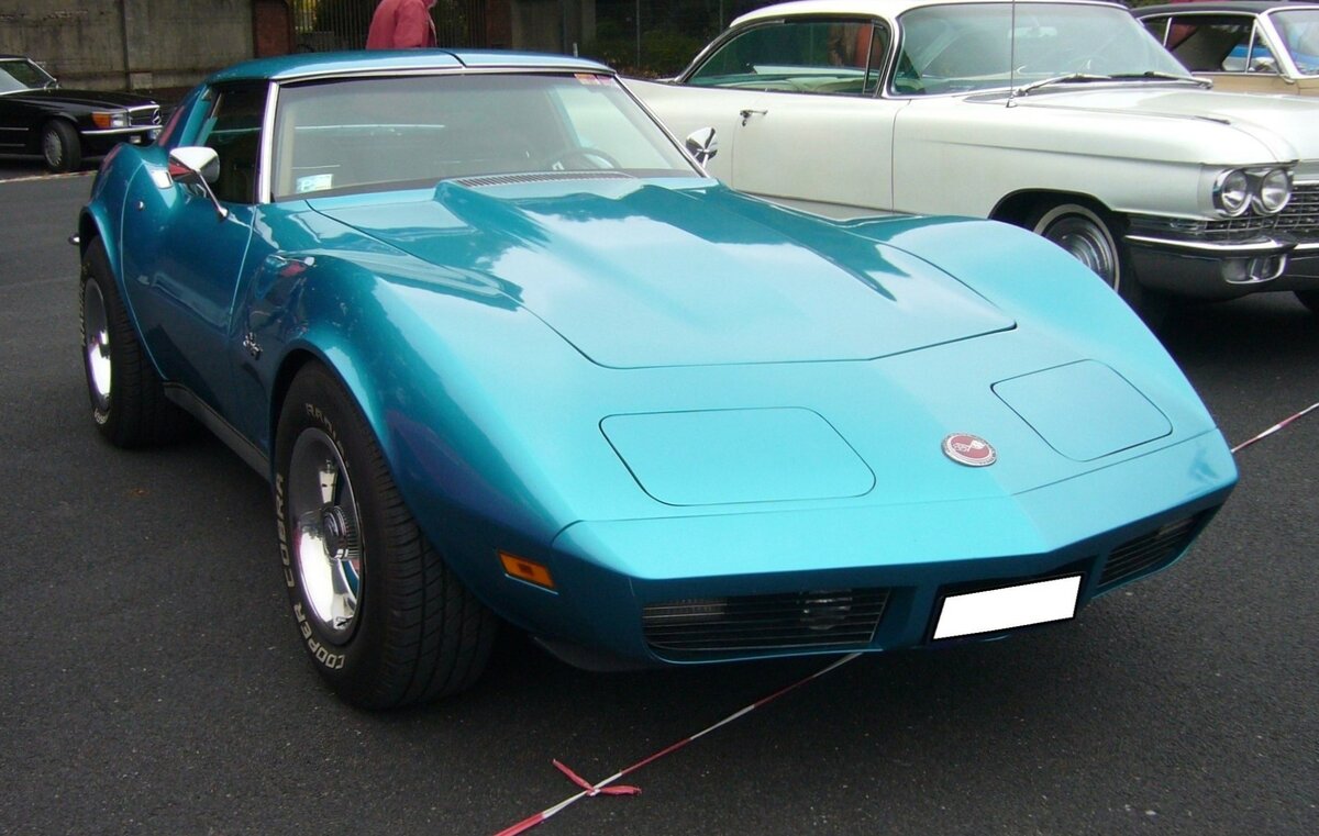 Chevrolet Corvette C3 Stingray des Modelljahres 1971. Die C3 Baureihe lief von 1967 bis 1982, meiste im Werk Bowling Green/Kentucky, vom Band. Hier wurde eine Corvette des Modelljahres 1971 im Farbton mediterrane blue abgelichtet. In diesem Modelljahr konnte der Stingray mit zwei verschiedenen V8-motoren geordert werden: 5735 cm³ mit 300 PS und 7440 cm³ mit 330 PS. Oldtimer- und Youngtimertreffen an Mo´s Bikertreff in Krefeld am 08.10.2023.