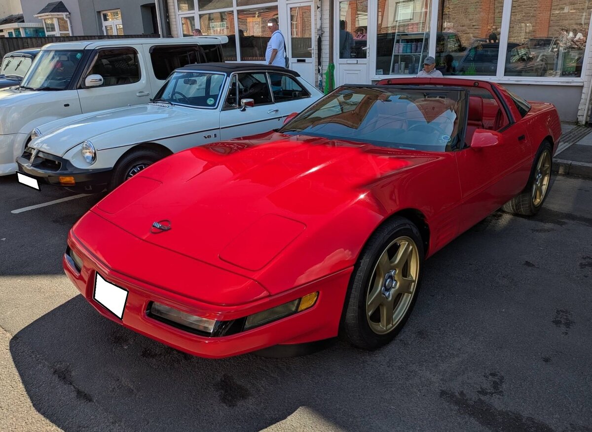 Chevrolet Corvette C4 aus dem Jahr 1992 im Farbton bright red. In diesem Modelljahr lieferte Chevrolet 4466 Corvette´s in diesem Farbton aus. Die C4 war sowohl als klassisches Coupe mit Glasheckscheibe als auch als Cabriolet erh�ltlich. In diesem Modelljahr wurde auch erstmalig der neue V8-Motor namens LT1 verbaut. Dieser  Achtender  hat einen Hubraum von 5733 cm� und leistet genau 300 PS. Brynmawr Classic Car Show/South Wales am 26.07.2026.