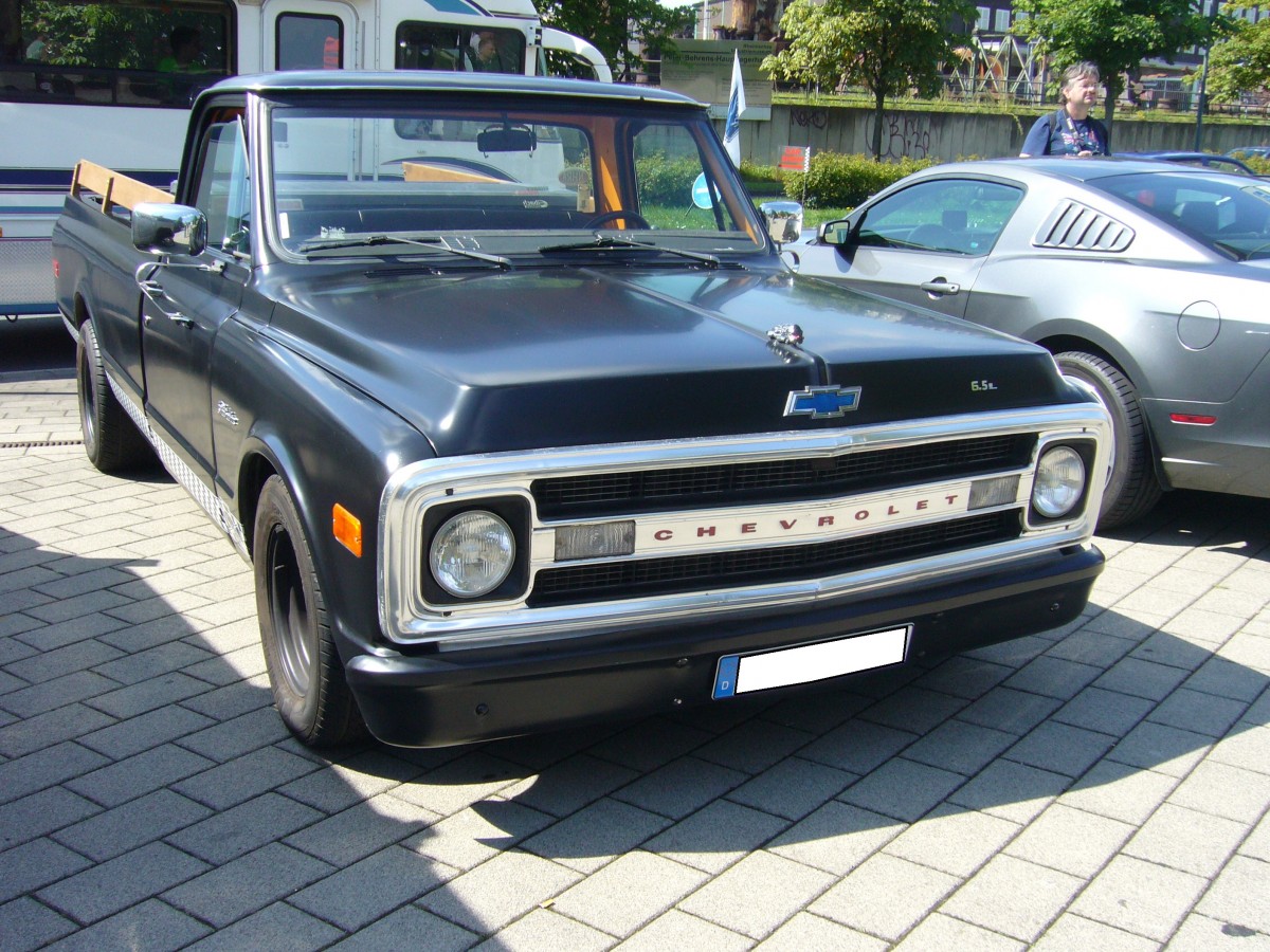 Chevrolet Fleetside Pickup des Modelljahres 1970. Dieses Modell war wahlweise mit 
6-Zylinderreihenmotoren mit 250 und 292 cui, oder drei V8-motoren mit 307, 350 oder 400 cui lieferbar. US-Fahrzeugtreffen am 26.07.2015 in Oberhausen. 