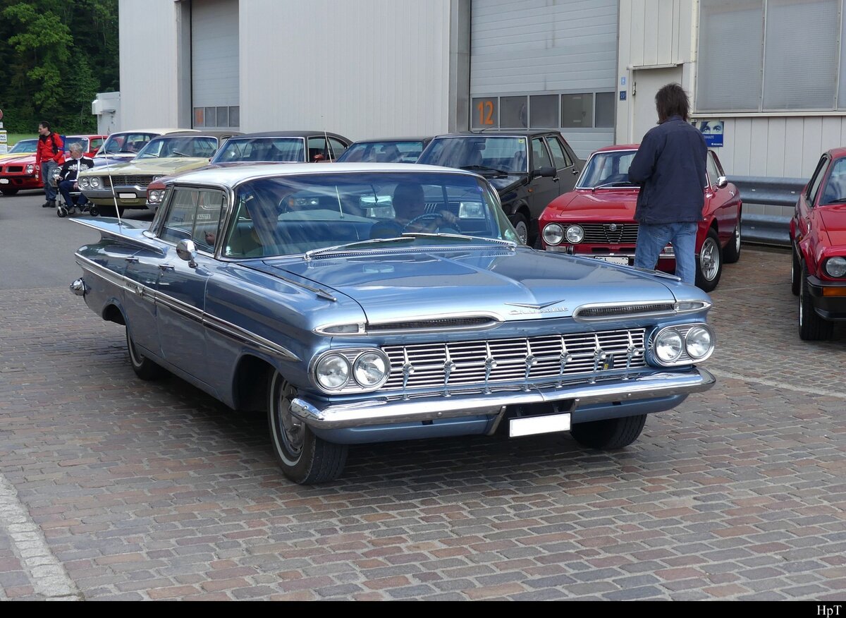 Chevrolet Impala an der Oldtimer Ausstellung auf dem Flughafen Bleienbach am 29.05.2022