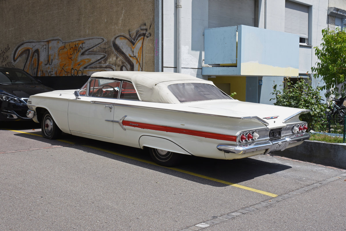Chevrolet Impala Cabriolet aus dem Jahre 1960 ist in der Nähe Vom Bahnhof St. Johann abgestellt. Die Aufnahme stammt vom 11.07.2018.