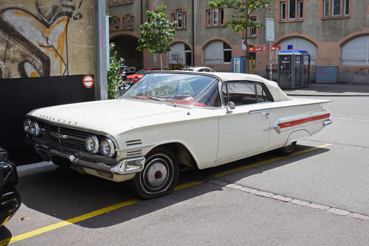 Chevrolet Impala Cabriolet aus dem Jahre 1960 ist in der Nähe Vom Bahnhof St. Johann abgestellt. Die Aufnahme stammt vom 11.07.2018.