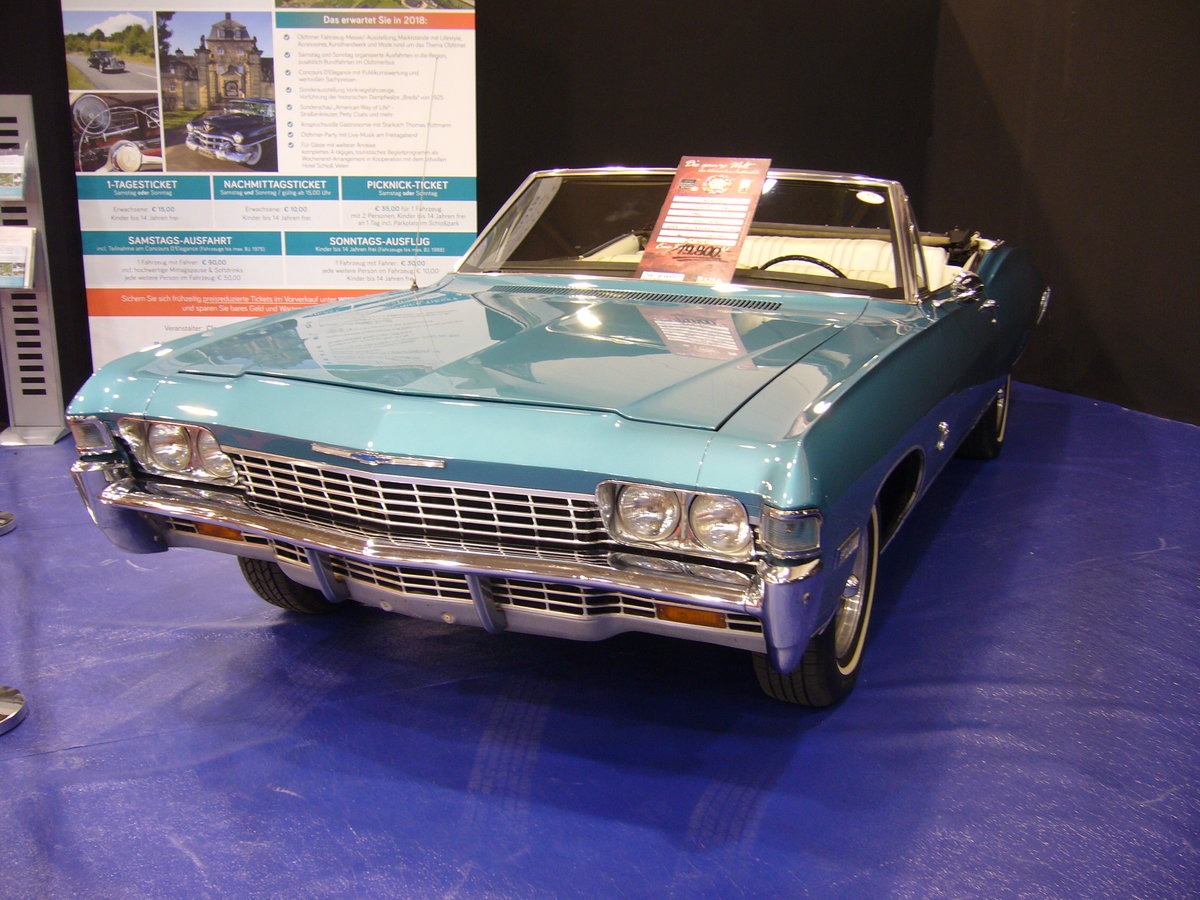 Chevrolet Impala Convertible des Modelljahres 1968. Angetrieben wird, der im Farbton grotto blue lackierte Impala, von einem V8-Motor mit 302 cui (4949 cm³). Dieser leistet 200 PS. Essen Motor Show am 09.12.2017.