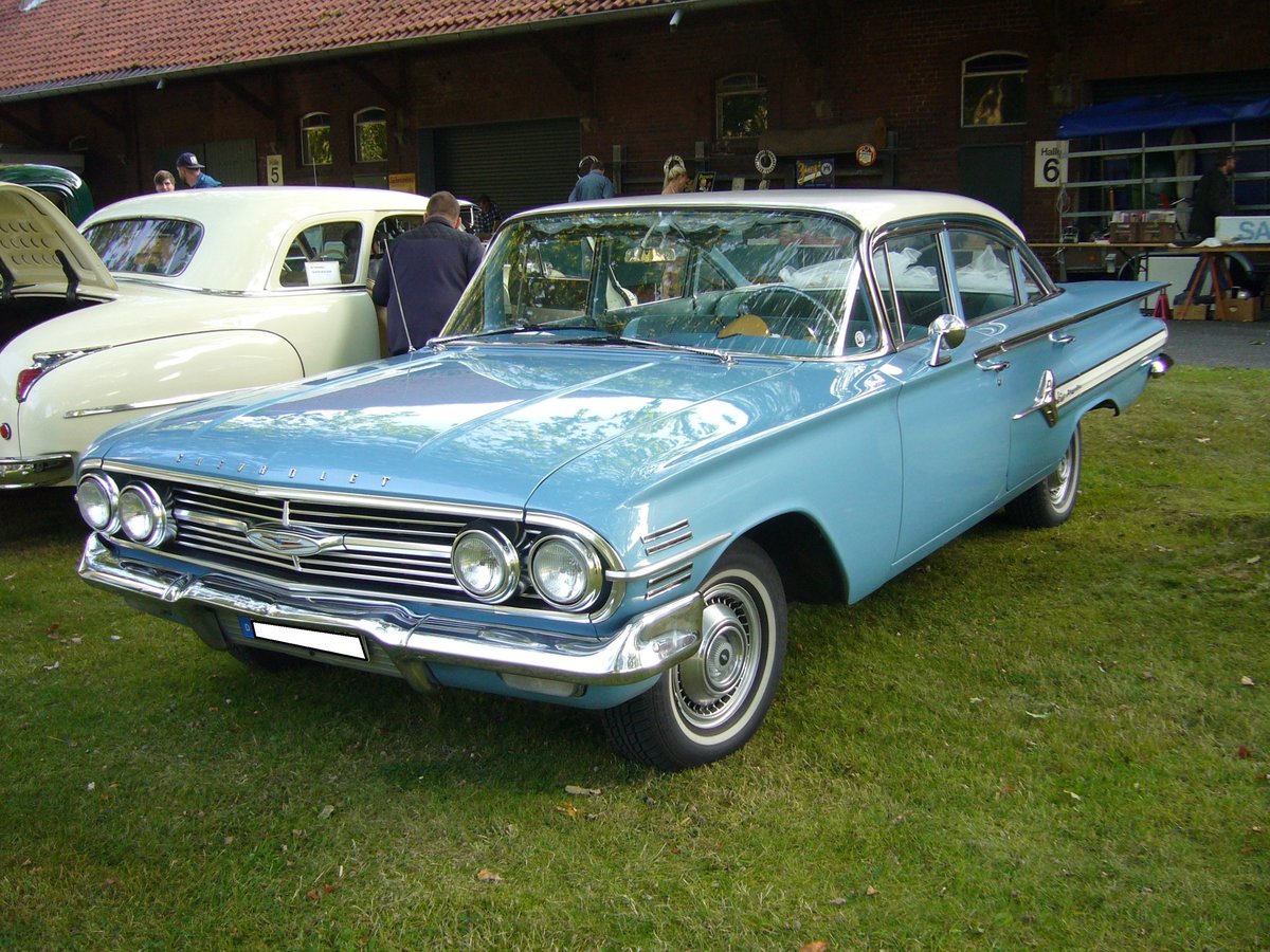 Chevrolet Impala fourdoor Sedan aus dem Modelljahr 1960. Die Modellreihe Impala war im Jahr 1960 das meistverkaufte Auto in den USA. Ein solches Auto war ab US$ 2662,00 zu haben. Es waren folgende Motorisierungen lieferbar: Sechszylinderreihenmotor mit einem Hubraum von 235,5 cui (3859 cm³) und 135 PS, V8-Motor mit einem Hubraum von 283 cui (4637 cm³) und 170 PS, sowie ein weiterer V8-Motor mit einem Hubraum von 348 cui (5702 cm³) und 250 PS oder mit anderer Vergaserbestückung 335 PS. Oldtimertreffen des Oldtimerclubs Schermbeck am 22.09.2019 in Lühlerheim.