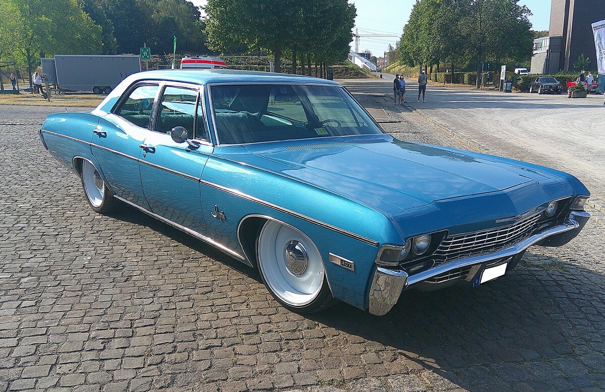 Chevrolet Impala fourdoor Sedan aus dem Jahr 1968. Im Modelljahr 1968 hatte die GM-Division Chevrolet vier Full-Size-Modelle im Verkaufsprogramm. Das Basismodell war der Biscayne, gefolgte von der mittleren Ausstattungsversion Bel Air. Die Modellreihen Impala und Caprice waren dann die Toppmodelle. Die Autos waren als zwei- und viert�rige Limousine, als Coupe und als Kombimodell lieferbar. Basismotorisierung war ein Sechszylinderreihenmotor mit einem Hubraum von 4.1 Liter. Optionale V8-Motoren waren 327 cui, 396 cui und 427 cui. Der hier gezeigte  Impala  war wohl urspr�nglich mit dem 327 cui (5359 cm�) ausger�stet. Da das Auto etwas  aufgepimpt  aussieht, ist allerdings nicht klar ob die serienm��igen Leistungen noch stimmen. Oldtimertreffen Nordstern Klassik in Gelsenkirchen am 16.08.2026.