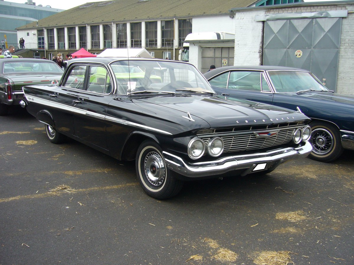 Chevrolet Impala fourdoor Sedan des Modelljahres 1961. Die Baureihe Impala war in diesem Modelljahr die mittlere Ausstattungsversion. Darunter rangierte das Modell Biscayne und darüber die Bel Air Baureihe. Das Modell war mit Sechszylinderreihenmotor und V8-motoren lieferbar. Primers Run Krefeld am 10.05.2018.