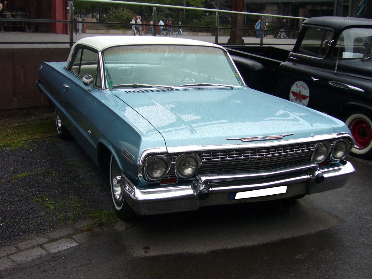 Chevrolet Impala Sport Coupe des Modelljahres 1963. Der Wagen ist im Farbton brigade blue lackiert. Der Käufer konnte bei der Motorisierung zwischen zwei 6-Zylinderreihenmotoren und sieben V8-motorisierungen wählen. Altmetall trifft Altmetall am 23.07.2017 im LaPaDu.