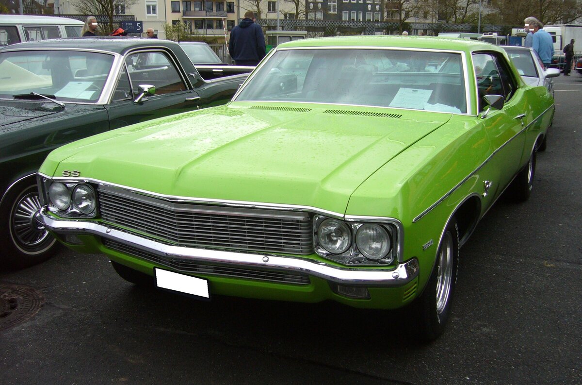 Chevrolet Impala SS Coupe aus dem Jahr 1969. Die SS-Modelle von Chevrolet kamen bewusst sportlich einher. Der gezeigte Impala SS im Farbton signal green hat einen V8-Motor mit einem Hubraum von 350 cui (5735 cm³) und leistet 349 PS. Techno Classica Essen am 13.04.2023.