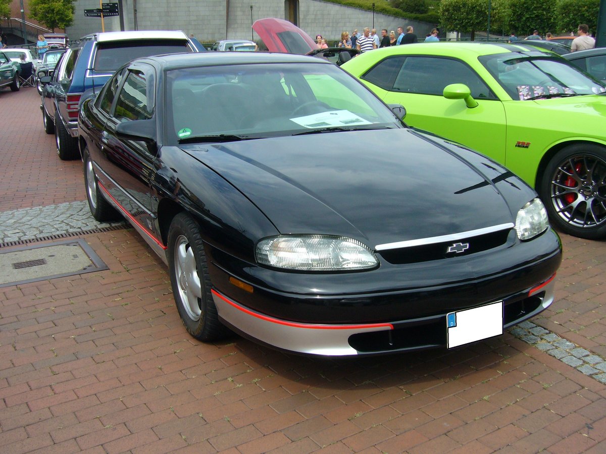 Chevrolet Monte Carlo aus dem Modelljahr 1995. Auf der Basis dieses Coupes entstanden viele erfolgreiche Rundstreckenfahrzeuge für amerikanische Rennserien. Angetrieben wird der Wagen von einem V6-motor, der aus 3135 cm³ Hubraum 162 PS. leistet. US-Cartreffen am 28.07.2018 am CentroO.