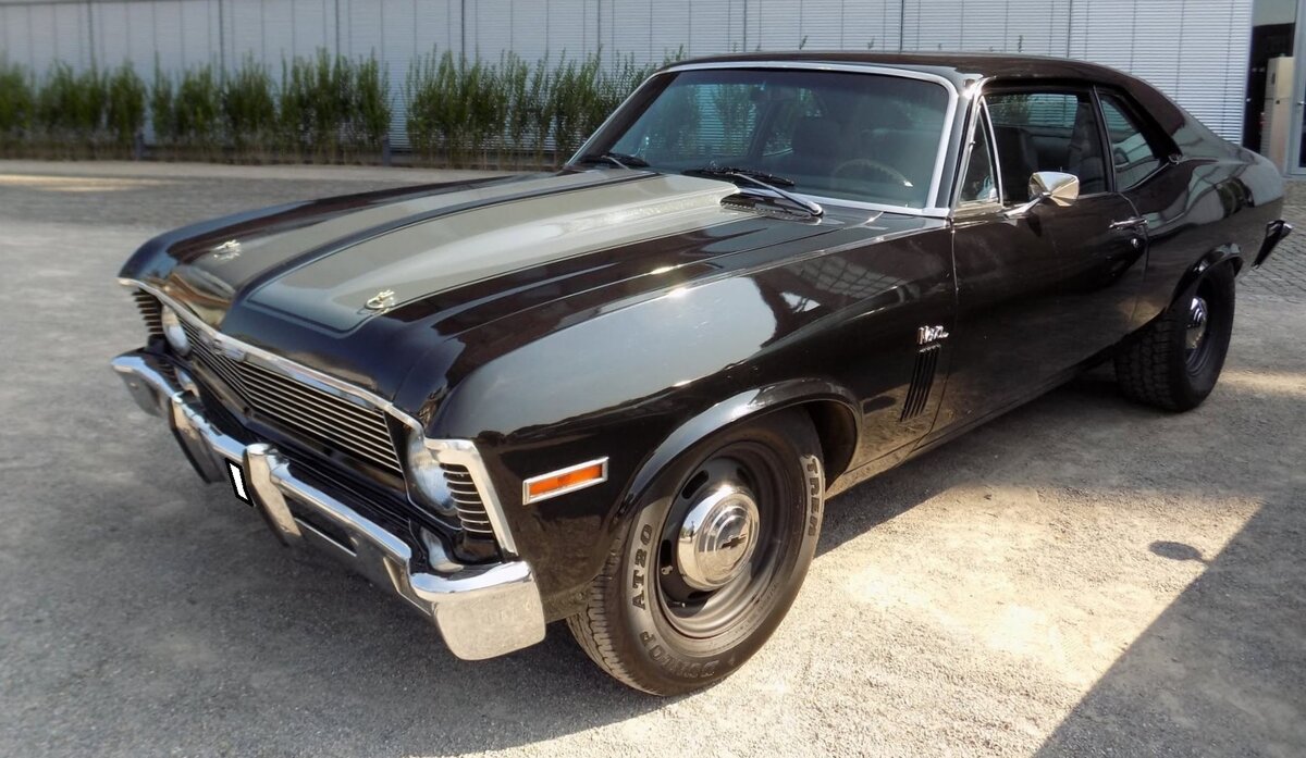 Chevrolet Nova Coupe im Farbton tuxedo black aus dem Jahr 1971. Der Nova, oder auch Chevrolet II genannte Wagen, war die Antwort von GM auf die Konkurrenz durch das Midsize-Modell Ford Falcon. Das Modell war als viert�rige Limousine, Kombi und als Coupe (Foto) lieferbar. Standardmotorisierung war ein Sechszylinderreihenmotor mit einem Hubraum von 4093 cm� und einer Leistung von 101 PS. Gegen Aufpreis konnte der Kunde etliche V8-Motoren bestellen. Toppmotorisierung war ein  Achtender  mit einem Hubraum von 5763 cm� und einer Leistung von 245 PS. Oldtimertreffen Nordstern Klassik in Gelsenkirchen am 16.08.2026.