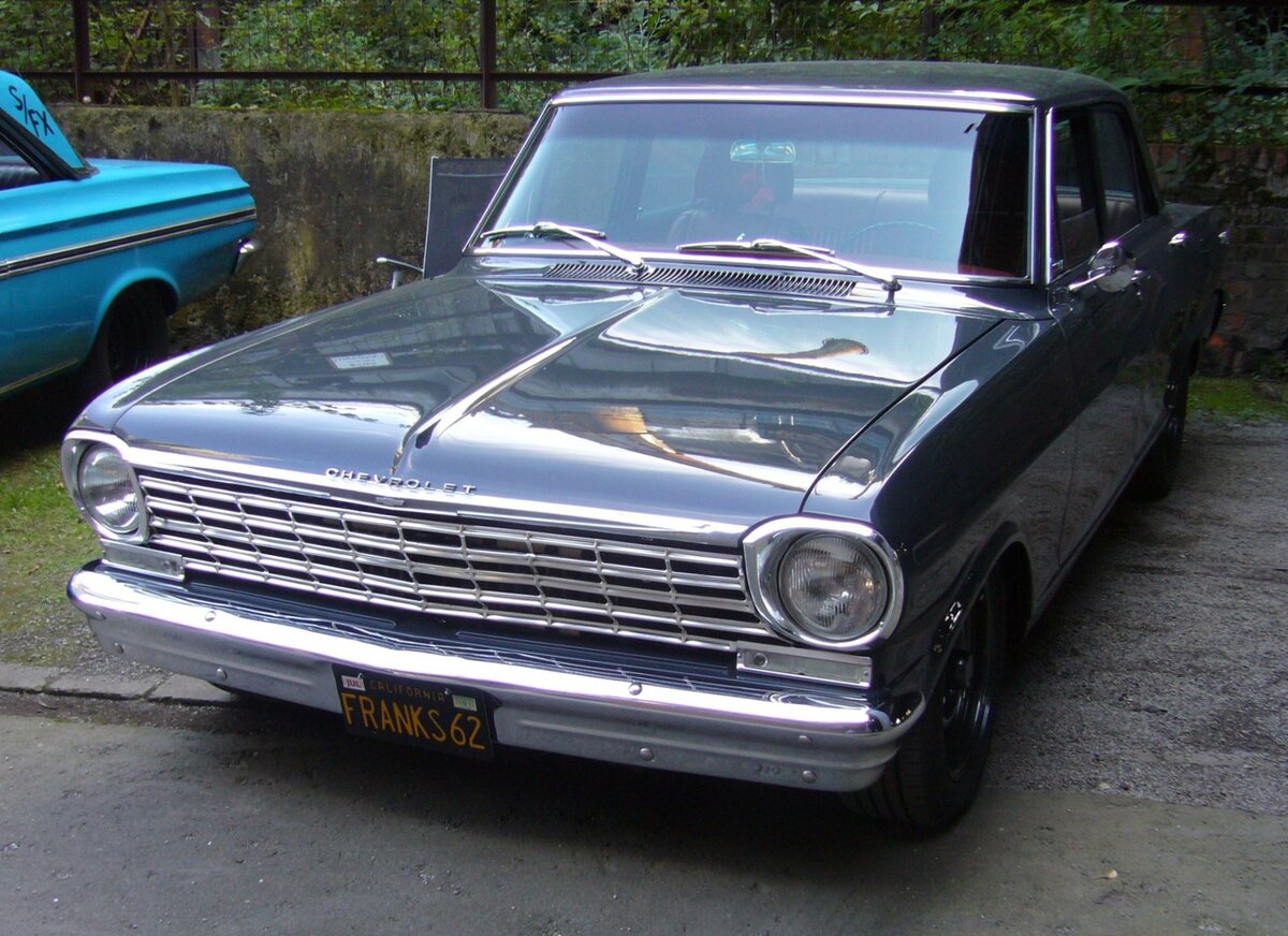 Chevrolet Nova II 300 fourdoor Sedan aus dem Jahr 1962. Der 1962´er Chevy Nova II gehörte zur ersten Generation (1962 bis 1965) der neuen Nova-Baureihe der GM-Division Chevrolet. Das Modell konnte als 2- und 4-türige Limousine, Cabriolet und Station Wagon bestellt werden. Es gab die drei Ausstattungsvarianten Series 100, Series 200 und Series 300. Das Modell war mit Vier- und Sechszylinderreihenmotoren, sowie V8-Motoren lieferbar. Altmetall trifft Altmetall am 01.10.2023 im LaPaDu Duisburg.