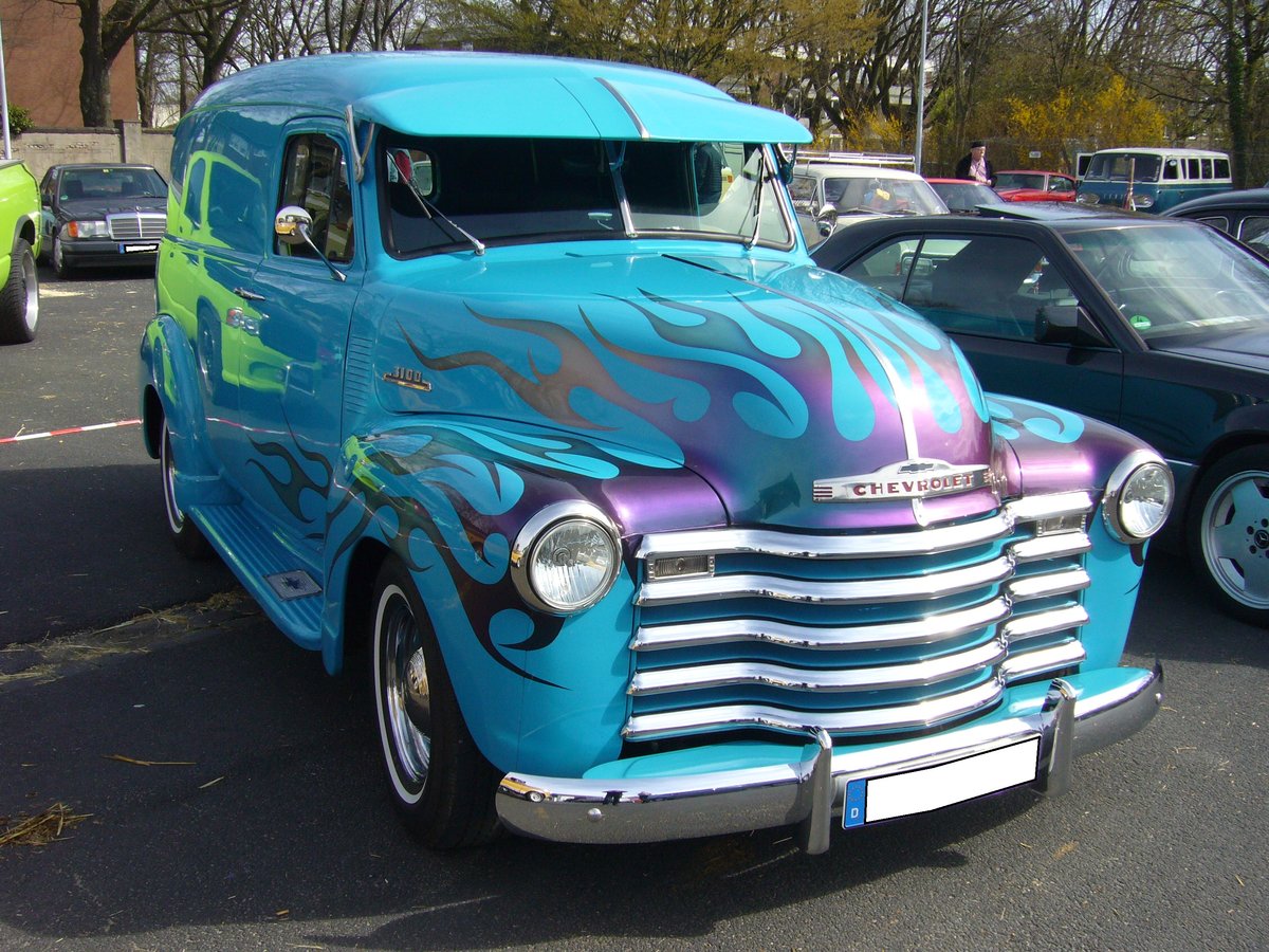 Chevrolet Panel Van 3100 aus dem Jahr 1953. Die Pickup Trucks und Panel Vans der Nachkriegsjahre (1947 bis 1955) ordnet man als Nutzfahrzeuge im sogenannten  Advance-Design  ein. Die Modellbezeichnung 3100 sagt aus, das der Van eine Nutzlast von 0.5to hat. Angetrieben wird der Lieferwagen von einem Sechszylinderreihenmotor mit einem Hubraum von 216 cui (3547 cm³) und leistet 92 PS. Oldtimertreffen an Mo´s Bikertreff in Krefeld am 24.03.2019.
