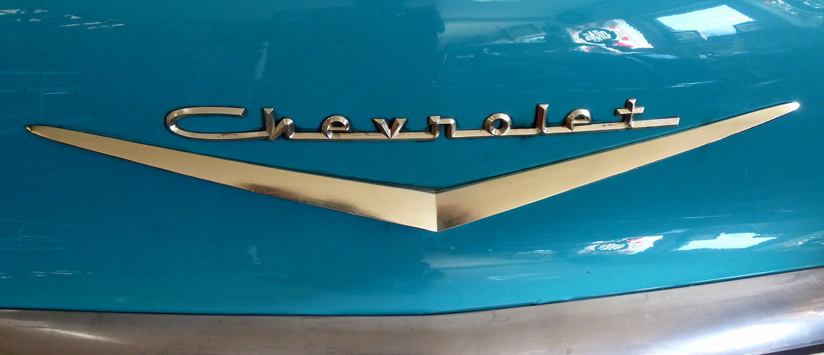 Chevrolet-Schriftzug auf der Motorhaube eines Oldtimer-PKW, die Automarke gehrt zum US-amerikanischen Konzern von GM, Mai 2016