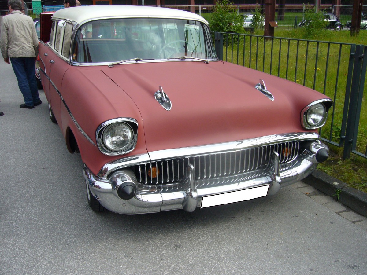 Chevrolet Series 2100 B Beauville Station Wagon des Jahrganges 1957. Von diesem Modell verkaufte Chevrolet im Jahr 1957 21.083 Fahrzeuge. Der Einstiegspreis lag bei US$ 2563,00. Oldtimertreffen Kokerei Zollverein am 01.06.2014.
