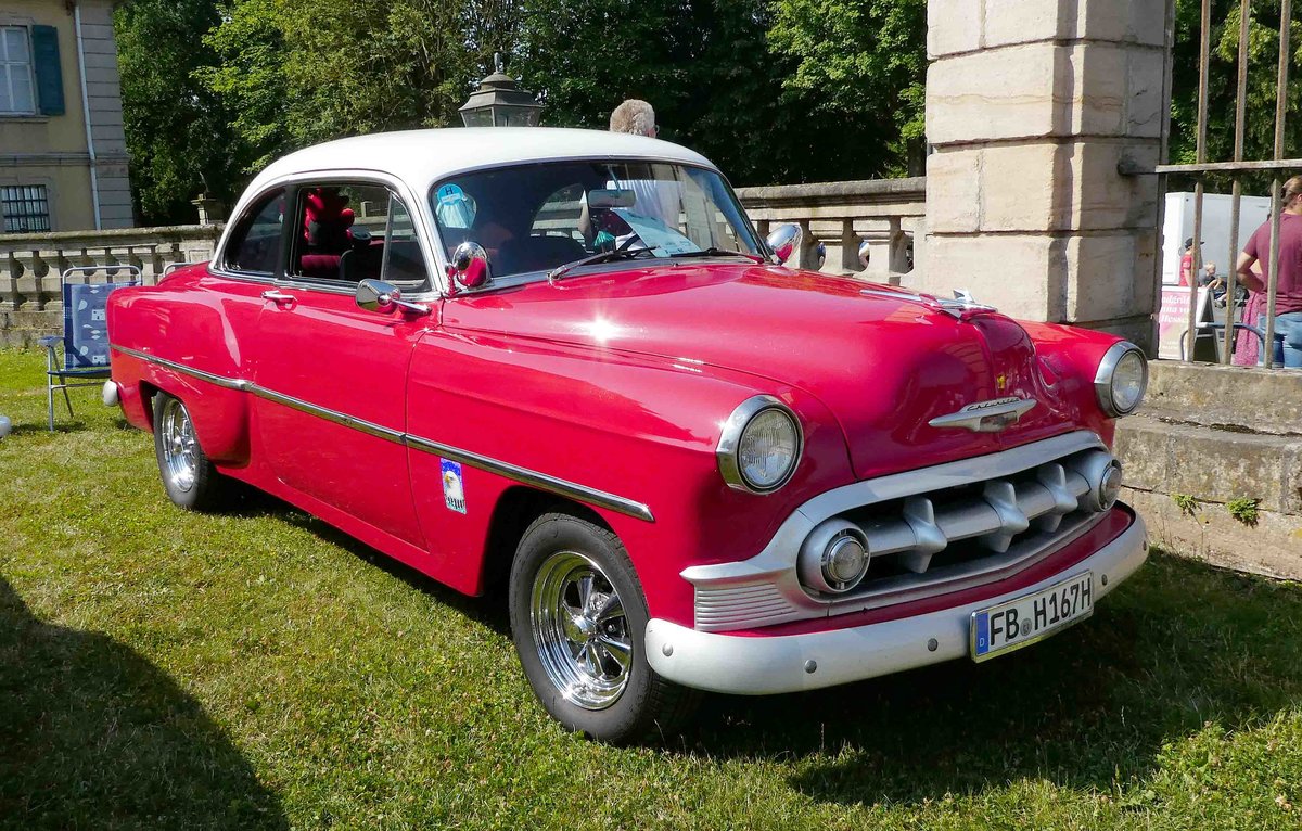 =Chevrolet Two Ten Club Coupe , Bj. 1953, ausgestellt bei Blech & Barock im Juli 2018 auf dem Gelände von Schloß Fasanerie bei Eichenzell