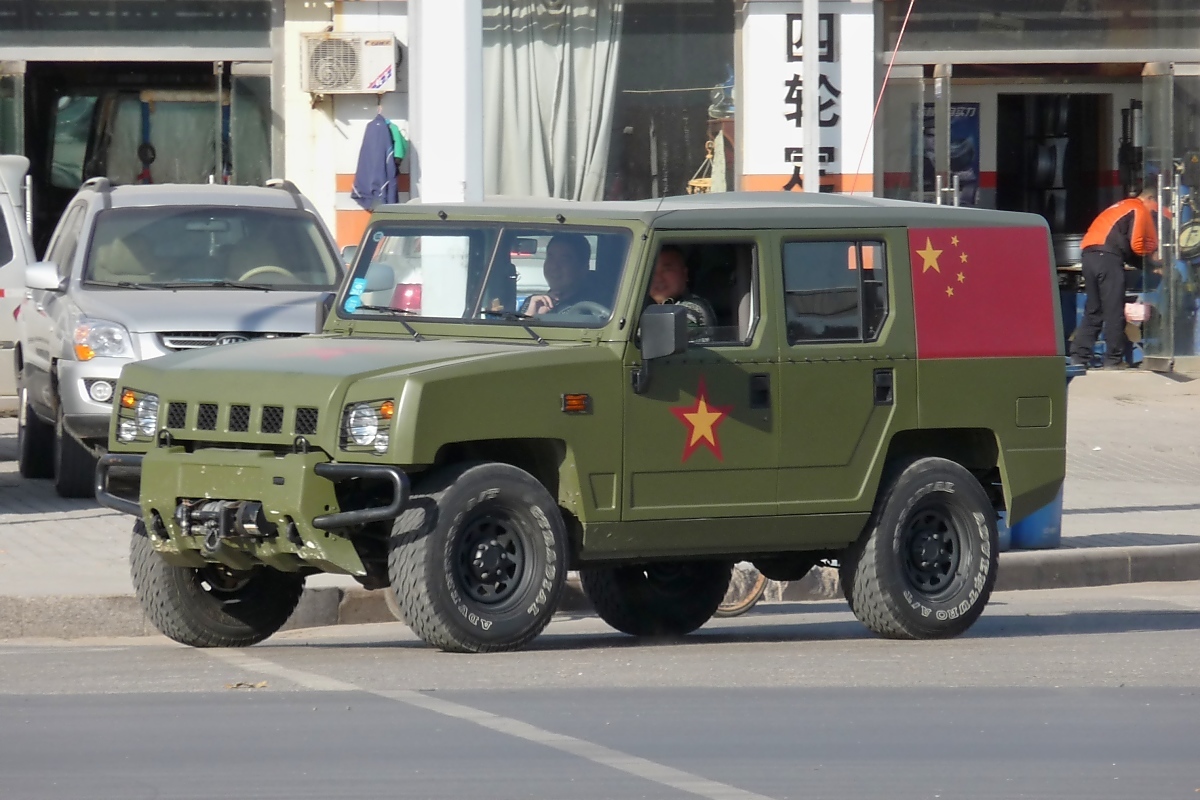 Chinesische Kopie des Hummers, von Dongfeng, in Shouguang, 13.11.11