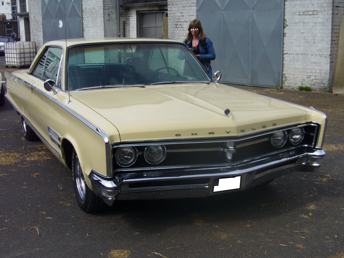 Chrysler 300 des Jahrganges 1966. Der V8-motor leistet 325 PS aus 6276 cm³ Hubraum. Oldtimertreffen Krefeld am 24.05.2015.
