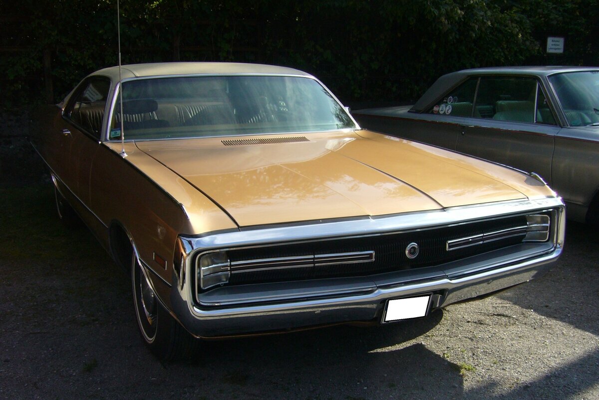 Chrysler 300  Hurst  Coupe im Farbton aztec gold aus dem Jahr 1970. Im Modelljahr 1970 gab es neben dem normalen  300  auch einen Hochleistungswagen. Er wurde von der Hurst Performance Group modifiziert. Das sportliche Sondermodell  300 Hurst  unterschied sich optisch von der Großserie durch eine Zweifarblackierung in weiß und gold. Die Motorhaube und der Kofferraumdeckel waren aus Fiberglas gefertigt. Der V8-Motor mit einem Hubraum von 7.2l ist gegenüber der Großserie etwas leistungsgesteigert. Altmetall trifft Altmetall am 01.10.2023 im LaPaDu Duisburg.