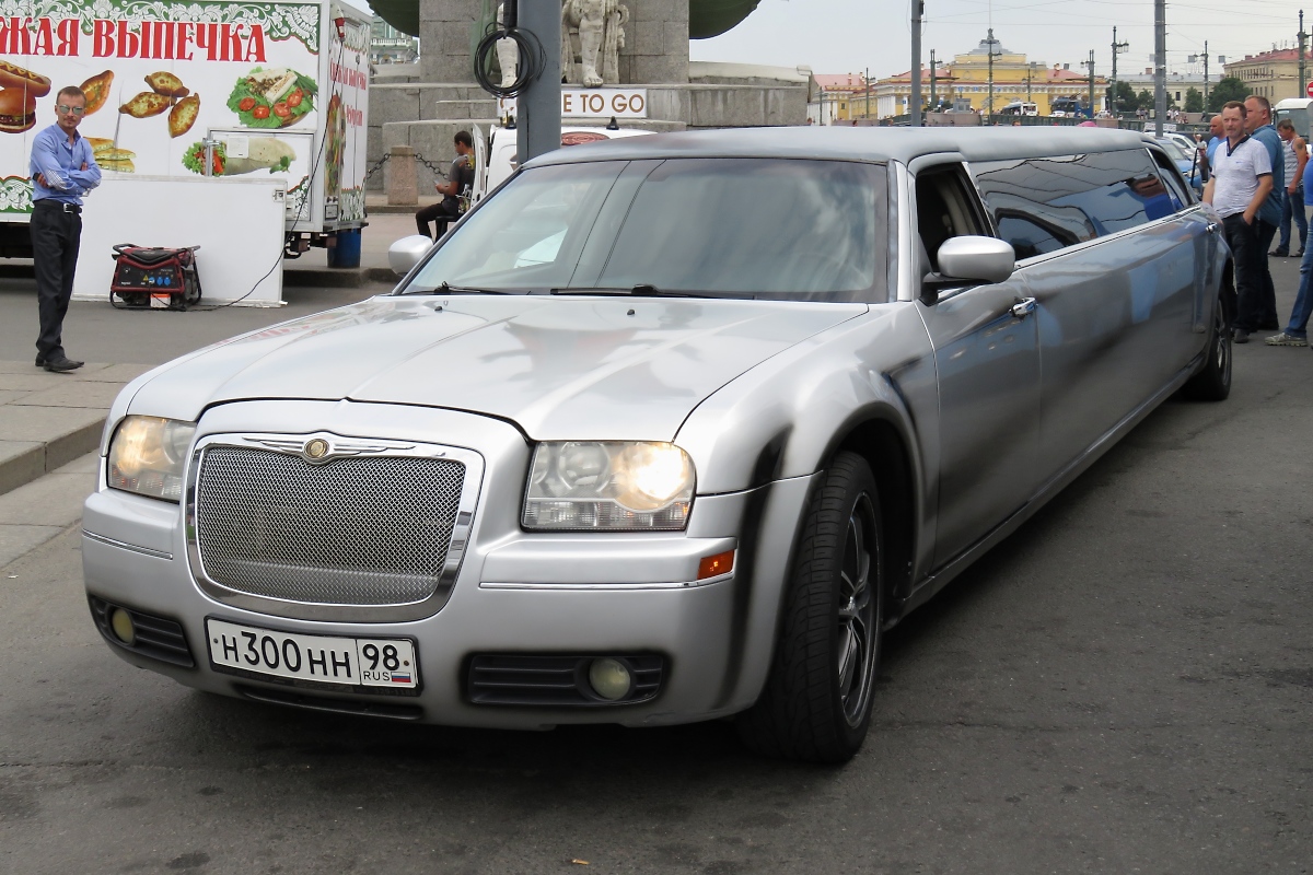 Chrysler 300 laaaaaaaaaaaaaaaaaaaaaaaaaaaaaang in St. Petersburg, 12.8.17