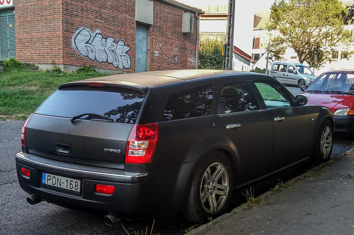 Chrysler 300C Touring mit einem  Hybrid  Sticker, fotografiert in August 2019 (Pécs, Ungarn).