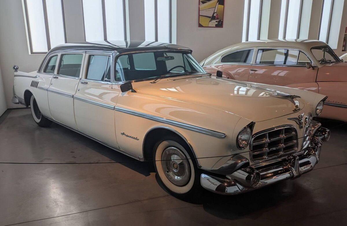 Chrysler Imperial Series C70 Crown aus dem Jahr 1956. Im Jahr 1955 gründete die Chrysler Corporation das Luxuslabel Imperial, um den Luxusmarken von GM = Cadillac und Ford = Lincoln etwas entgegen zu setzen. Der gezeigte Imperial C70 war das Toppmodell der Marke im Modelljahr 1956. Der Wagen ist fast 6,20 Meter lang und konnte als Sechs- oder Achtsitzer bestellt werden. Von diesem Modell wurden im Jahr 1956 lediglich 226 Autos abgesetzt. Der V8-Motor hat einen Hubraum von 354 cui (5801 cm³) und leistet rund 280 PS. Museo Automovilistico de Malaga/Spanien am 22.03.2026.