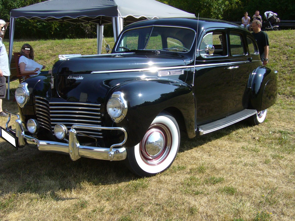 Chrysler Series 25-Six Windsor des Modelljahres 1940. Von diesem Modell und seinem Schwestermodell Royal verkaufte die Chrysler Corporation im Jahr 1940 73.998 Fahrzeuge. Im Verkaufsprospekt bietet Chrysler eine Vielzahl von Zierbeschlägen als Extras an, so dass der Kunde  sein  Fahrzeug sehr individuell gestalten kann. Der Sechszylinderreihenmotor leistet 108 PS aus 3950 cm³ Hubraum. Gegen einen geringen Aufpreis konnte ein sogenannter  Silver-Dome  Motor geordert werden, der 112 PS leistet und sich durch einen Zylinderkopf aus Aluminium optisch absetzt. Oldtimertreffen Zeche Hannover in Herne am 22.07.2018.