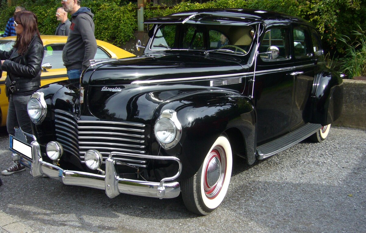 Chrysler Series 25-Six Windsor des Modelljahres 1940. Von diesem Modell und seinem Schwestermodell Royal verkaufte die Chrysler Corporation im Jahr 1940 73.998 Fahrzeuge. Im Verkaufsprospekt bietet Chrysler eine Vielzahl von Zierbeschlägen als Extras an, so dass der Kunde  sein  Fahrzeug sehr individuell gestalten kann. Der Sechszylinderreihenmotor leistet 108 PS aus 3950 cm³ Hubraum. Gegen einen geringen Aufpreis konnte ein sogenannter  Silver-Dome  Motor geordert werden, der 112 PS leistet und sich durch einen Zylinderkopf aus Aluminium optisch absetzt. Altmetall trifft Altmetall im LaPaDu am 02.10.2022.