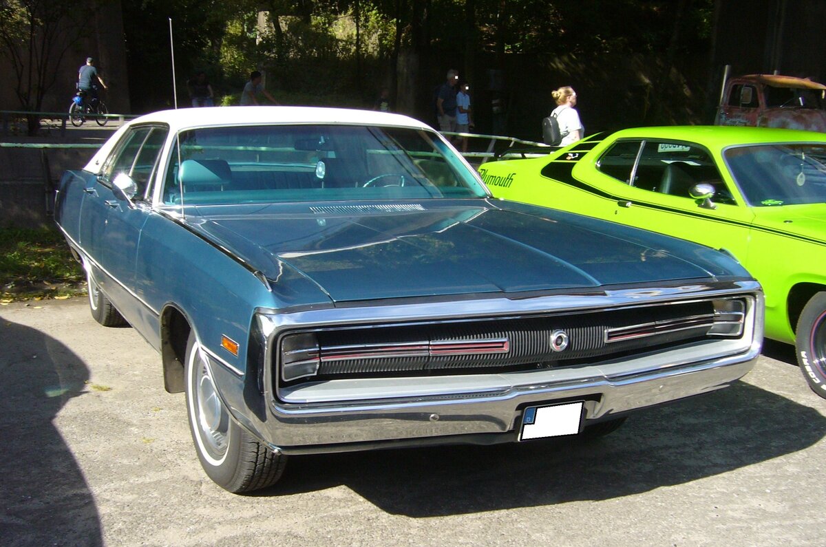Chrysler Three Hundred fourdoor Sedan aus dem Modelljahr 1970 im Farbton bahama blue. Die Modellreihe 300 war im Modelljahr 1970 das Topmodell in der Produktpalette von Chrysler. Das mittlere Modell war der  Cordoba  und das Basismodell der  Newport . Von diesem viertürigen Luxusmodell setzte Chrysler in jenem Jahr 9846 Fahrzeuge ab. Der Grundpreis lag bei US$ 4.313,00 in den Bundesstaaten an der Ostküste und im mittleren Westen bzw. bei US$ 4.928,00 in den südlichen und westlichen Bundesstaaten. Der V8-Motor dieses imposanten Fahrzeuges hat einen Hubraum von 7206 cm³ und leistet 355 PS. Altmetall trifft Altmetall am 01.10.2023 im LaPaDu Duisburg.