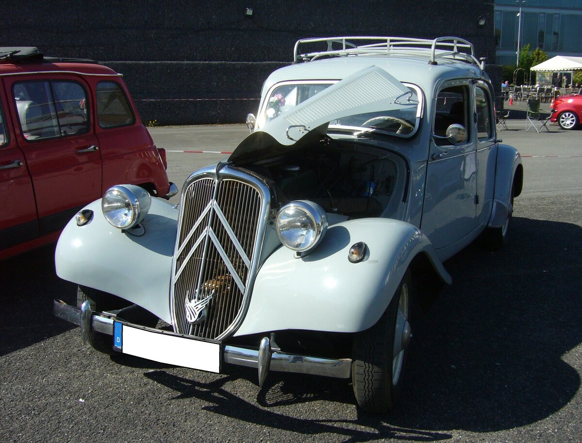 Citroen 11CV BL aus dem Jahr 1954 im Farbton gris perle (perlgrau). Das BL steht für Berline Legére = geschlossene Limousine mit kurzem Chassis. Vorgestellt wurde der  Traction Avant  bereits im Jahr 1934 auf den Automobilsalons in Paris und Brüssel. Er ist somit ein Vorkriegsmodell, dessen Produktion nach WW2 mit großem Erfolg wieder aufgenommen wurde. Bis zum Produktionsende im Jahr 1957, wurden 759.123 Fahrzeuge dieses Modelles als Limousine, Coupe produziert. Der Vierzylinderreihenmotor hat einen Hubraum von 1911 cm³ und leistet 56 PS. French Car Devotion am 30.04.2023 an Mo´s Bikertreff in Krefeld.