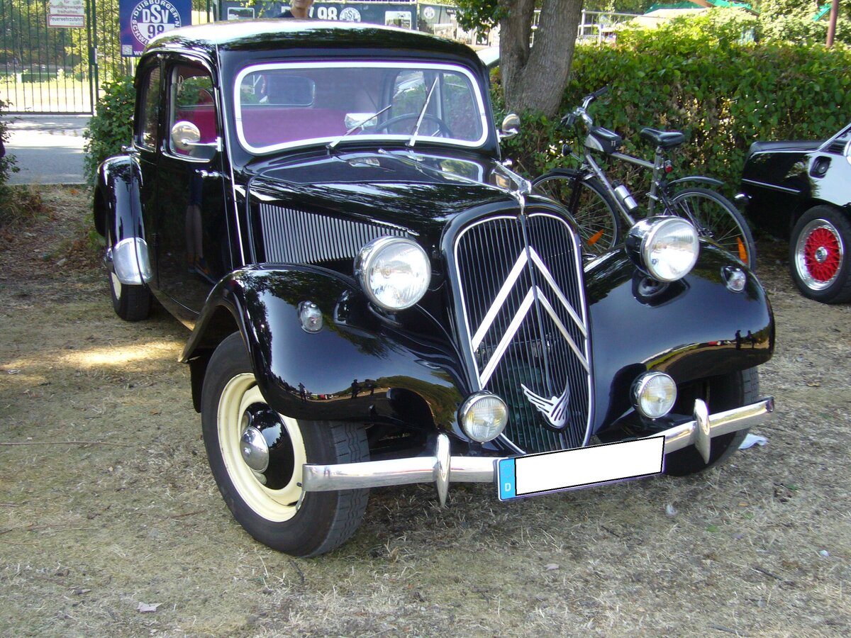 Citroen 11CV BN aus dem Jahr 1956. Vorgestellt wurde der  Traction Avant  bereits im Jahr 1934 auf den Automobilsalons von Paris und Brüssel. Er ist somit ein Vorkriegsmodell, das nach WW2 mit großem Erfolg weiter produziert wurde. Bis zum Produktionsende im Jahr 1957, wurden 759.123 Fahrzeuge dieses Modelles als Limousine, Coupe und Cabriolet produziert. Der Vierzylinderreihenmotor hat einen Hubraum von 1898 cm³ und leistet 60 PS. 8. Oldtimertreffen des AMC Duisburg am 04.09.2022.