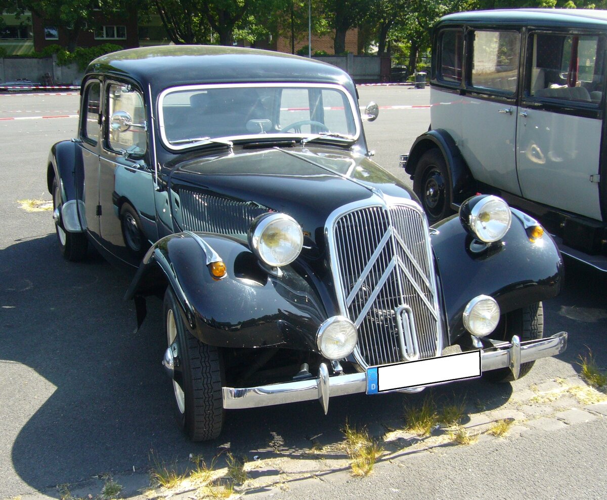 Citroen 11CV BN aus dem Jahr 1956. Vorgestellt wurde der  Traction Avant  bereits im Jahr 1934 auf den Automobilsalons von Paris und Brüssel. Er ist somit ein Vorkriegsmodell, das nach WW2 mit großem Erfolg weiter produziert wurde. Bis zum Produktionsende im Jahr 1957, wurden 759.123 Fahrzeuge dieses Modelles hauptsächlich als Limousine, aber auch als Coupe und Cabriolet produziert. Der Vierzylinderreihenmotor hat einen Hubraum von 1898 cm³ und leistet 60 PS. French Car Devotion an Mo´s Bikertreff in Krefeld am 04.06.2023.