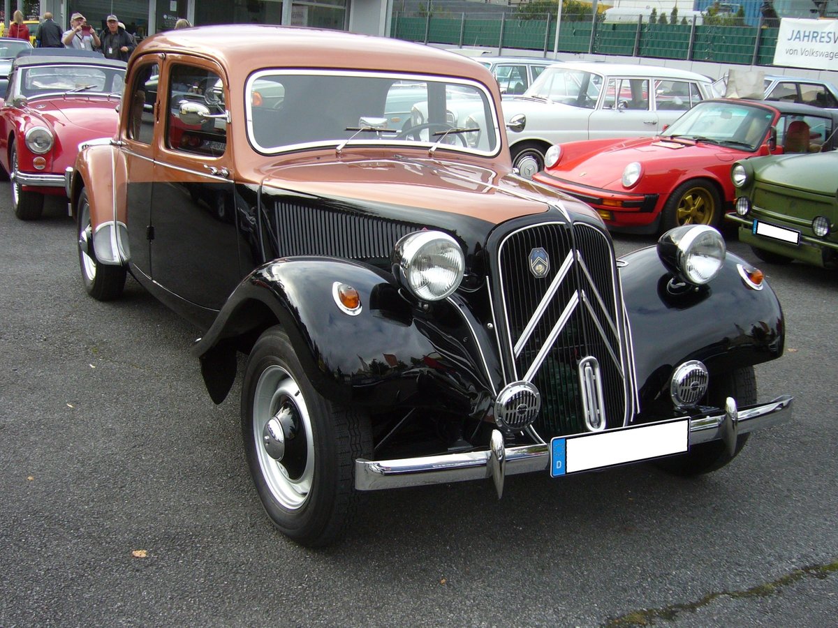 Citroen 11CV BN. Vorgestellt wurde der Traction Avant bereits 1934 auf den Automobilsalons in Paris und Brüssel. Er ist somit ein Vorkriegsmodell, dessen Produktion nach WW2 mit großem Erfolg wieder aufgenommen wurde. Bis zum Produktionsende im Jahr 1957, wurden 759.123 Fahrzeuge dieses Modelles als Limousine, Coupe und Cabriolet produziert. Der Vierzylinderreihenmotor hat einen Hubraum von 1898 cm³ und leistet 60 PS. Der abgelichtete 11CV ist mal nicht in den Einheitsfarbtönen noir oder gris perle lackiert und wurde 1953 produziert. 6. Saarner Oldtimer Cup am 08.09.2019 in Mülheim an der Ruhr.