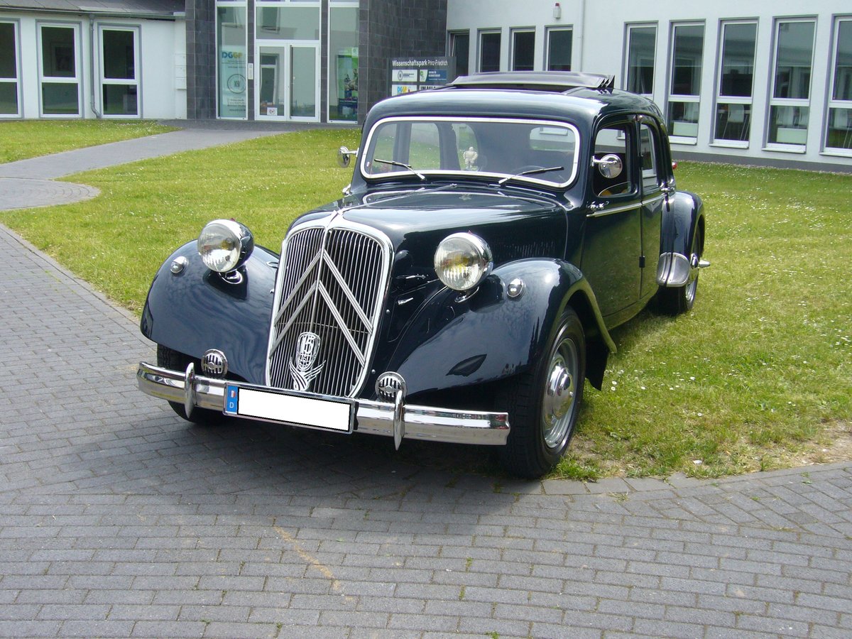 Citroen 15CV Six. 1934 - 1957. Der 6-Zylinderreihenmotor hat einen Hubraum von 2.9l und leistet 78 PS. Prinz-Friedrich-Oldtimertreffen am 29.05.2016 in Essen.