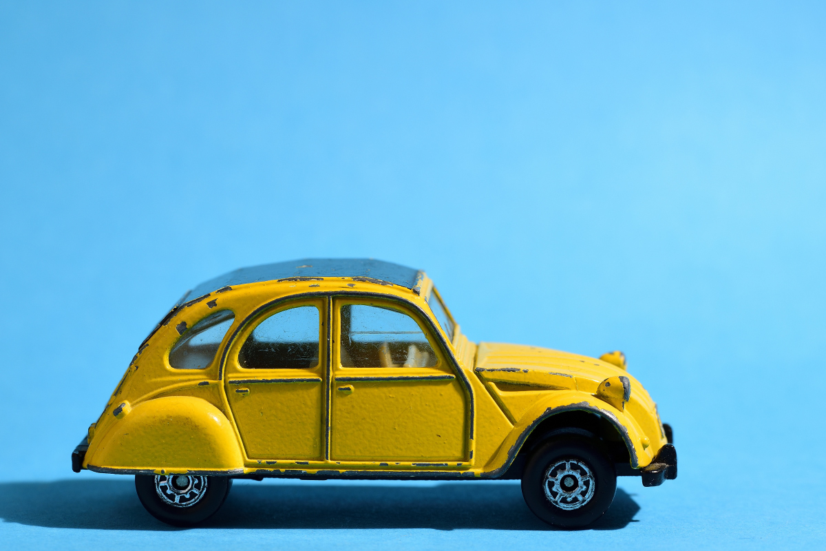 Citroen 2CV, von Mc Toy, Tablefotografie eines alten Spielzeugautos.Aufnahme am 10.11.2020