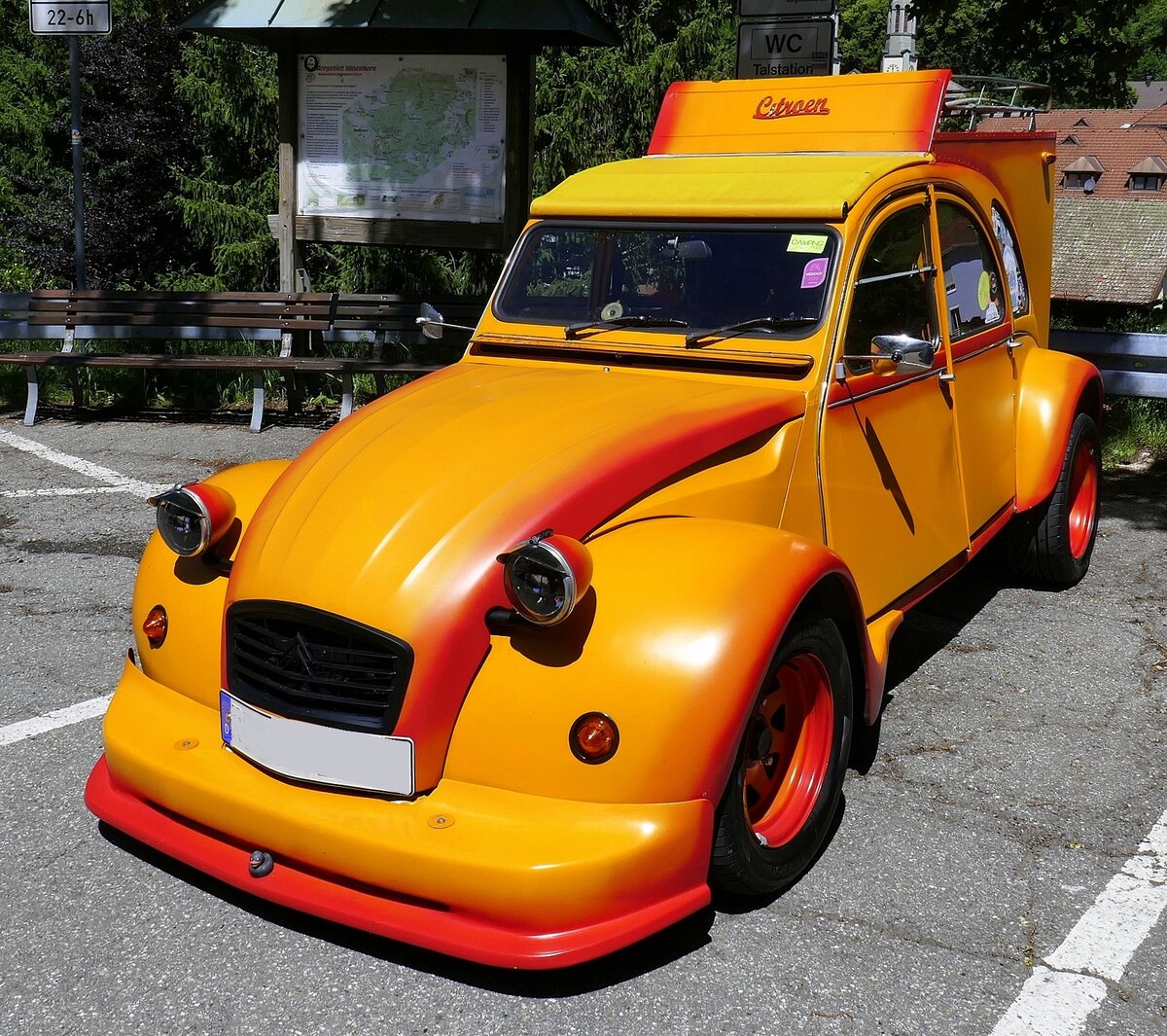 Citroen 2CV mit auff�lliger Lackierung und Anbauten, Juni 2026