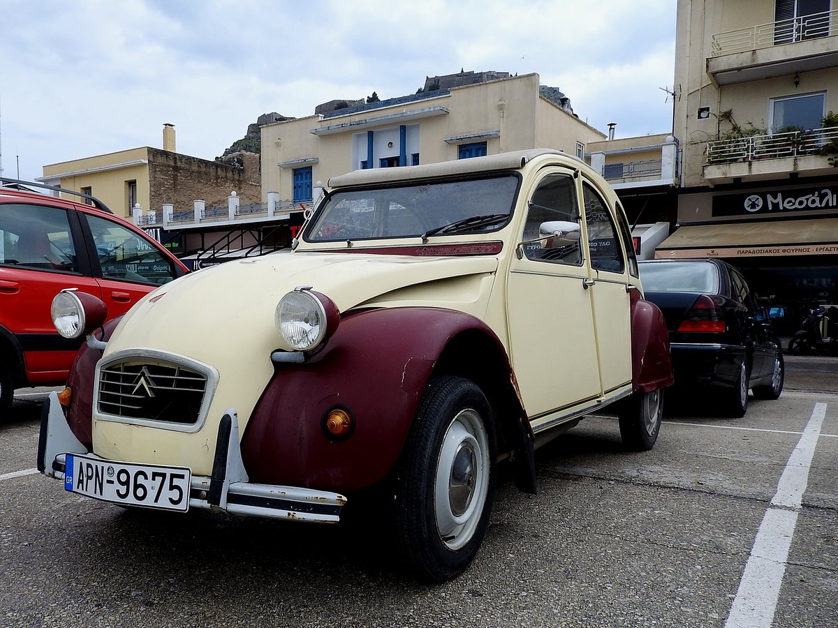 Citroen 2CV parkt in Nafplio (GR); 190406