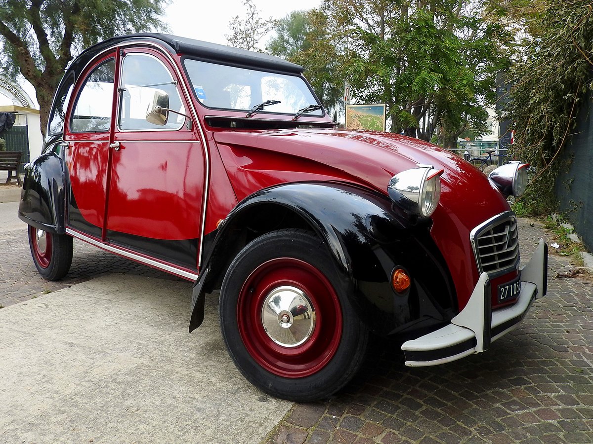 CITROEN 2CV6 Charleston, während einer kleinen Rast in Cattolica; 191010