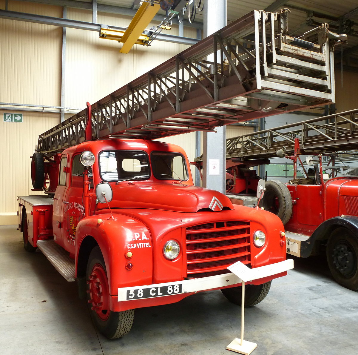 Citroen 46CD, Feuerwehrdrehleiter und Doppelkabine von 1956, Feuerwehrmuseum Ferrette, Mai 2016