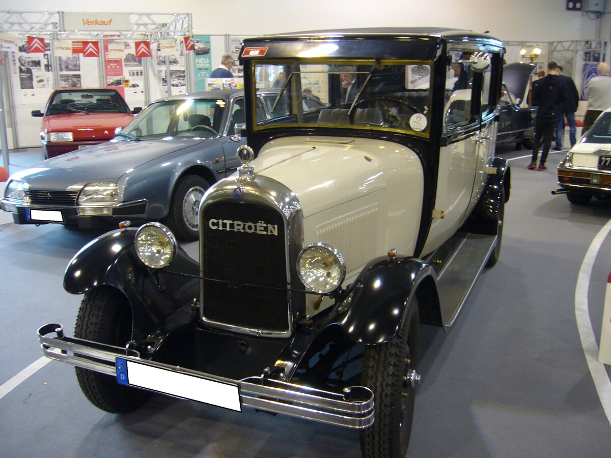 Citroen B14 Berline (Limousine) aus dem Jahr 1928. Die Baureihe B14 wurde von Oktober 1926 bis Oktober 1928 produziert. Das Modell war als viertürige Berline (Foto), Torpedo (offener Tourenwagen), Kastenwagen, Pritschenwagen und Kleinbus lieferbar. In den drei Produktionsjahren verkaufte Citroen 127.600 Fahrzeuge der Baureihe B14 (alle Karosserieversionen zusammen gerechnet). Der Vierzylinderreihenmotor hat einen Hubraum von 1538 cm³ und leistet 22 PS. Die Höchstgeschwindigkeit wurde mit 80 km/h angegeben. Techno Classica Essen am 13.04.2023.