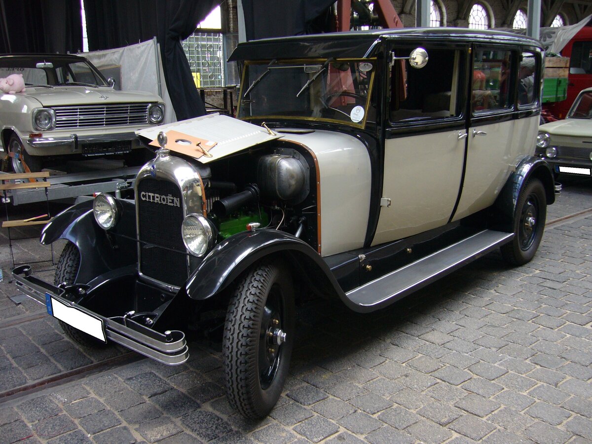 Citroen B14 Limousine aus dem Jahr 1928. Die Baureihe B14 wurde von Oktober 1926 bis Oktober 1928 produziert. Das Modell war als viertürige Limousine (Foto), Torpedo (offener Tourenwagen), Kastenwagen, Pritschenwagen und Kleinbus lieferbar. In den drei Produktionsjahren verkaufte Citroen 127.600 Fahrzeuge der Baureihe B14 (alle Karosserieversionen). Der Vierzylinderreihenmotor hat einen Hubraum von 1538 cm³ und leistet 22 PS. Die Höchstgeschwindigkeit wurde mit 80 km/h angegeben. Oldtimertreffen an der  Alten Dreherei  in Mülheim an der Ruhr am 19.06. und 20.06.2021.