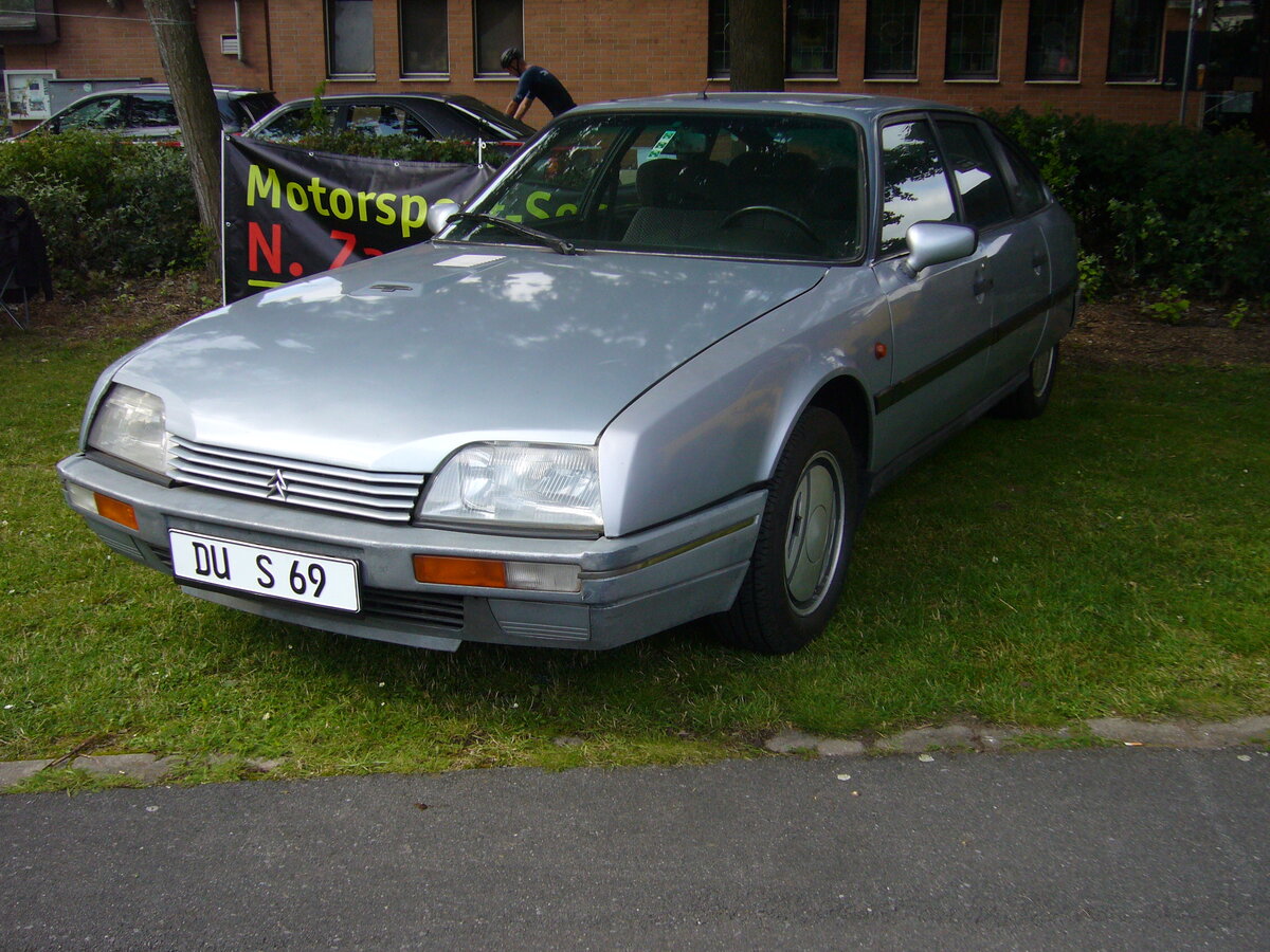Citroen CX 25 GTI Turbo 2, das Filmauto von Götz George aus den Tatortfolgen.
Die Stadt Duisburg und Duisburg Kontor (Das Marketingbüro der Stadt Duisburg) entdecken Schimanski für die Belange der Stadt und haben das Kultauto des Tatort-Ermittlers gekauft. Kein anderer Dienstwagen spielt in den Tatort-Folgen eine solch prominente Rolle wie Schimanskis Citroën CX. Dem silbernen Citroën CX 25 GTI Turbo 2 behält Horst Schimanski viele Jahre, auch als er 1991 nach über zehn Jahren, 29 Tatorten und zwei Kinofilmen den Dienst quittiert die Treue. Als er 1997 wiederkommt, kehrt er im Turbo 2 nach Duisburg zurück. Der Vierzylinderreihenmotor mit Turboaufladung hat einen Hubraum von 2482 cm³ und leistet 156 PS. Oldtimertreffen an der Dreieckswiese in Duisburg am 01.08.2021.