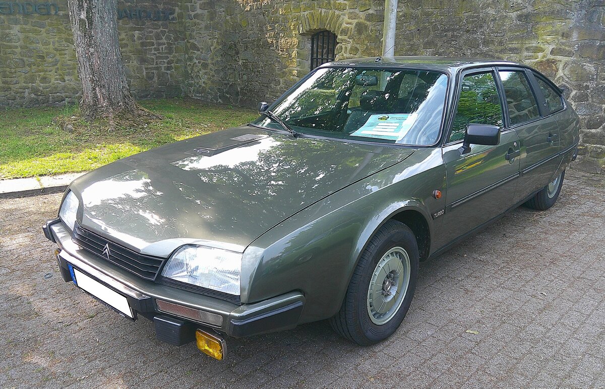 Citroen CX 25 GTI Turbo. Die futuristisch gezeichnete Modellreihe CX kam 1974 als Nachfolgemodell der Baureihe DS/ID auf den Markt und wurde mit einigen Facelifts und in etlichen Motorisierungs- und Ausstattungsvarianten bis 1991 produziert. Das st�rkste Modell der CX-Baureihe, der CX 25 GTI Turbo war ein echter Autobahn-Schreck mit seinen 168 PS aus einem Hubraum von 2499 cm� und einer H�chstgeschwindigkeit von 220 km/h. Oldtimertreffen Essen-Burgaltendorf am 10.05.2026.