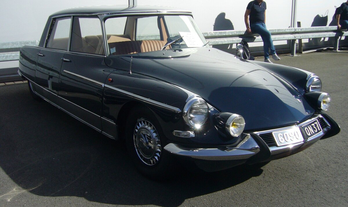 Citroen DS 21  Majesty Saloon  by Henri Chapron. Insgesamt baute der bekannte Karosseriebetrieb Henri Chapron aus Levallois-Perret bei Paris nur 27 Citroen DS zu Majesty-Limousinen um. Der gezeigte  Majesty  ist ein Modell aus dem Jahr 1967. Die Limousine erhielt vom Karosseriebauer, der auch elegante Cabrio-Versionen der DS fertigte, ein höheres Dach für mehr Raum auf der Rückbank, einen flacheren Kofferraumdeckel und Heckflossen. Der Vierzylinderreihenmotor hat einen Hubraum von 2175 cm³ und leistet 100 PS. Außengelände der Techno Classica Essen am 06.04.2024.