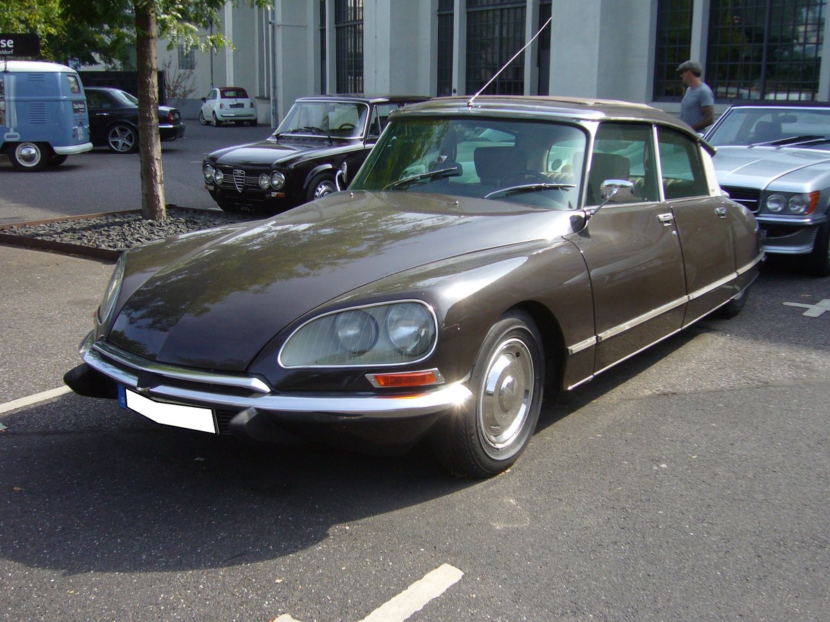 Citroen DS 23 IE. 1972 - 1975. Die DS 23 IE war das das am stärksten motorisierte Modell aus der bereits 1955 vorgestellten ID/DS-Baureihe. Der 4-Zylinderreihenmotor hat einen Hubraum von 2332 cm³ und leistet 126 PS. Diese Motorleistung verhilft der  Göttin  zu einer Höchstgeschwindigkeit von 182 km/h. Besucherparkplatz der Düsseldorfer Classic Remise am 19.07.2020.