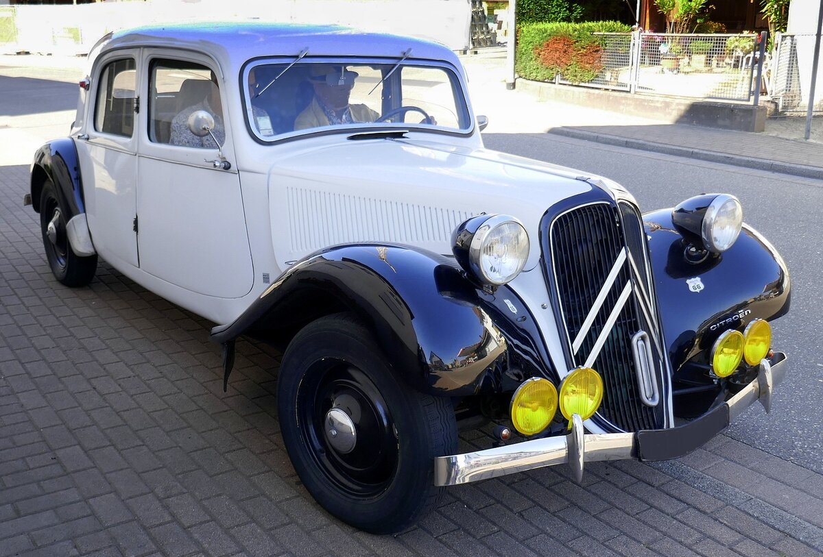 Citroen, gepflegte Limousine von 1948, im Elsaß zuhause, Aug.2022