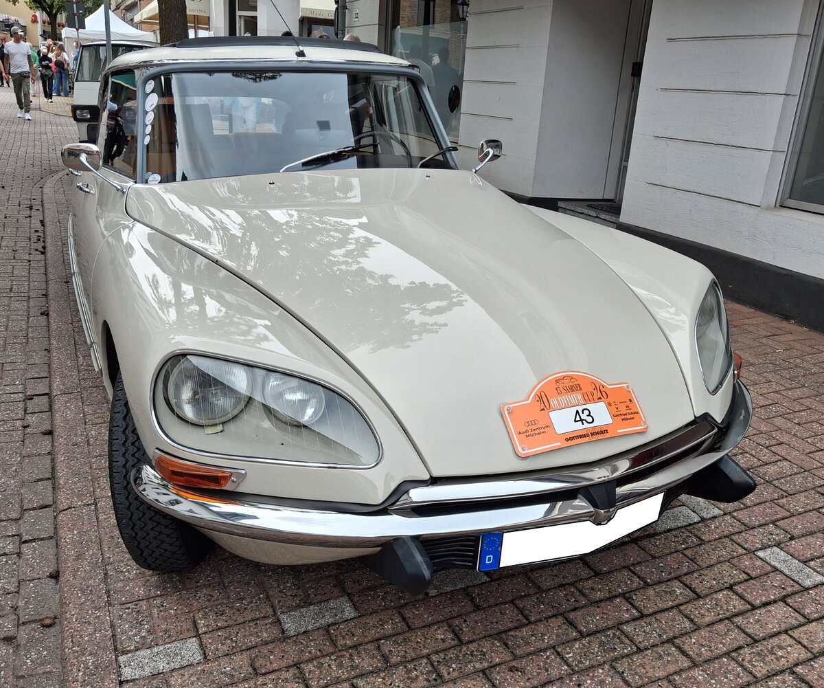 Citroen ID 20 DSuper, gebaut von 1969 bis 1975. Die ID Modelle waren mit ihrer nicht so �ppigen Ausstattung, die  Sparmodelle  der G�ttin. Die abgelichtete ID wurde 1971 erstmalig zugelassen. Der Vierzylinderreihenmotor hat einen Hubraum von 1972 cm� und leistet 98 PS. 13. Saarner Oldtimer-Cup am 30.08.2026 in M�lheim an der Ruhr/Saarn.